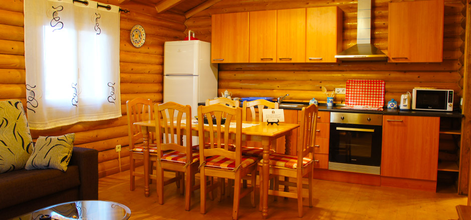 Cocina completa con comedor en Casas Rurales Villa Pereza