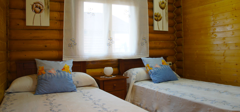 Dormitorio con dos camas en Casas Rurales Villa Pereza