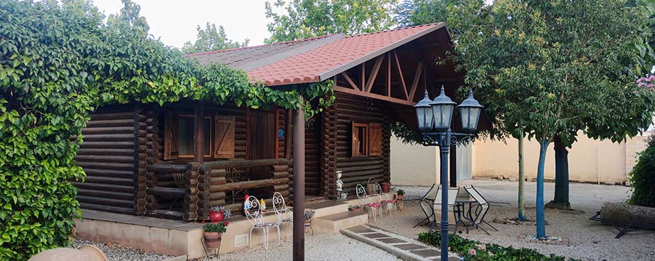 Porche en Casa Rural con Jardín privado y camino de piedra